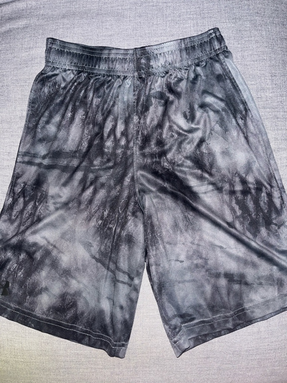 Boys Under Armour Black/Gray shorts size JMD